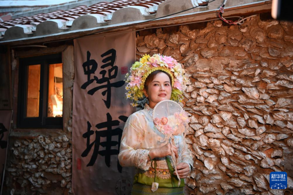 诚信配资 福建蟳埔村：簪花如潮涌 古村焕新生